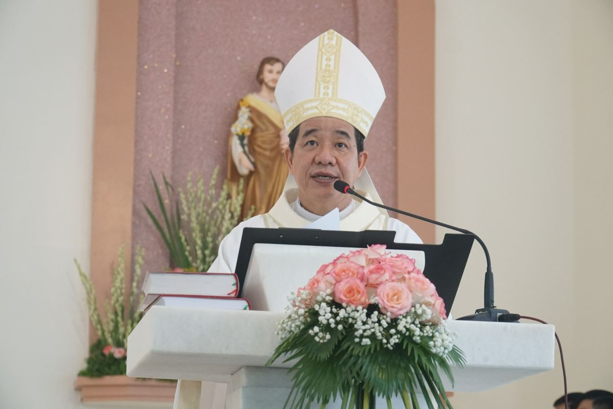 Đức cha Đaminh Hoàng Minh Tiến chủ tể và giảng trong Thánh lễ