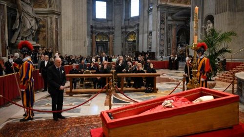 Trực tiếp tại Đền thờ & Quảng trường thánh Phêrô - viếng ĐTC