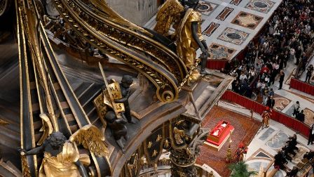 ROGITO - Bản Tóm Tắt Tiểu Sử Của Đức Thánh Cha Phanxicô Được Đặt Trong Linh Cữu