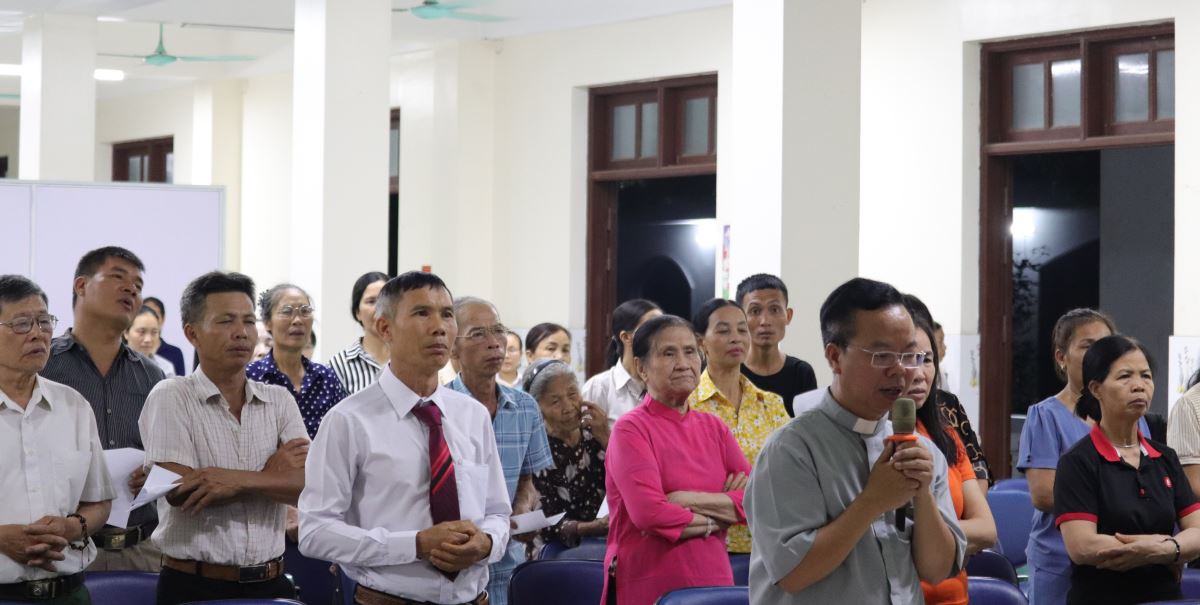 Cộng đoàn cùng sốt sắng xin ơn Chúa Thánh Thần