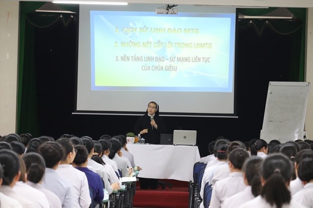 Sr Maria Fiat Tuyết Mai hướng dẫn khoá thường huấn cho các chị em