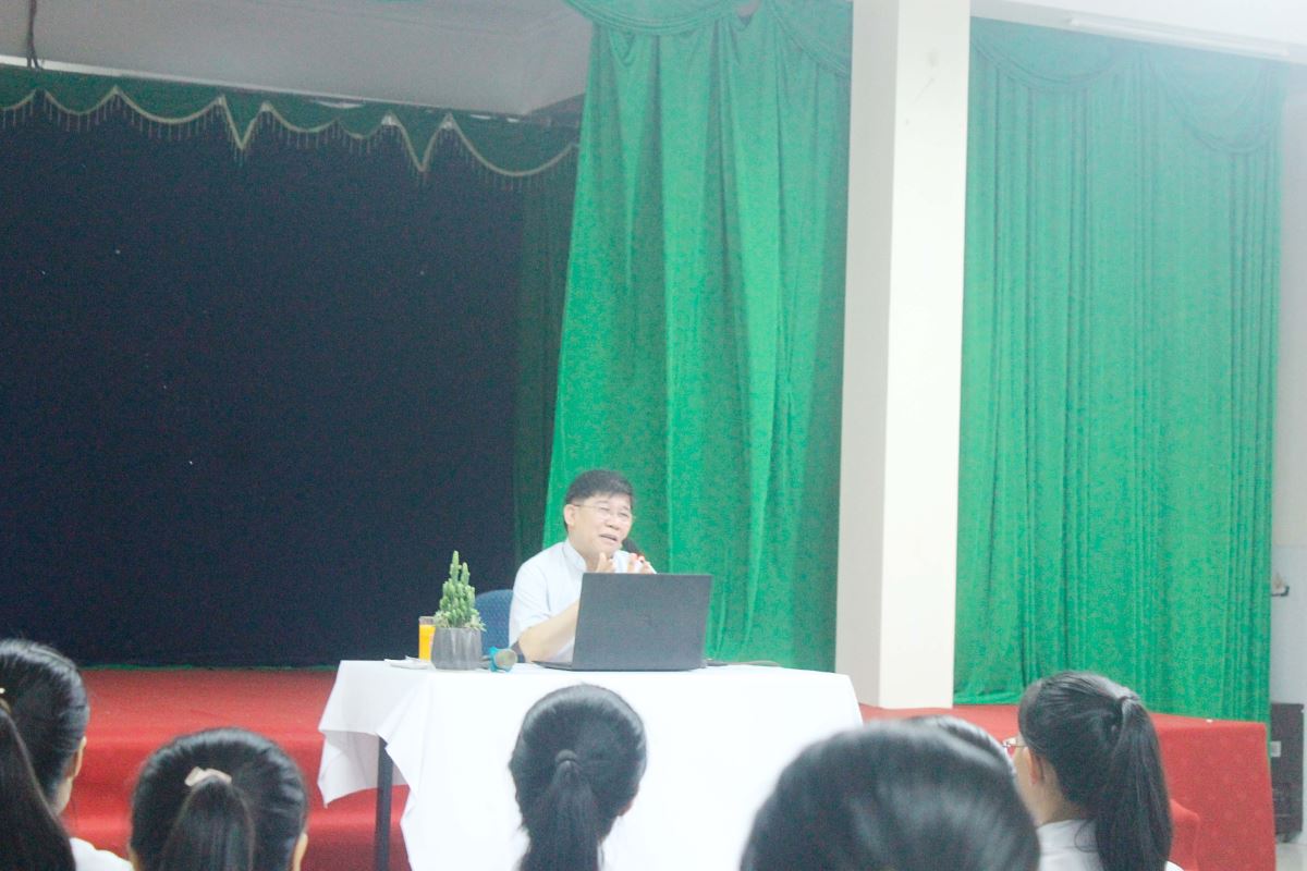 Cha Vinh Sơn chia sẻ cho quý chị em tham dự tĩnh tâm