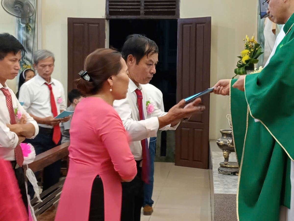 Các ứng sinh đón nhận sách Quy chế của Hiệp Hội Tín Hữu Mến Thánh Giá