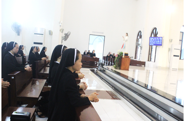 Quý chị em lặp lại lời khấn