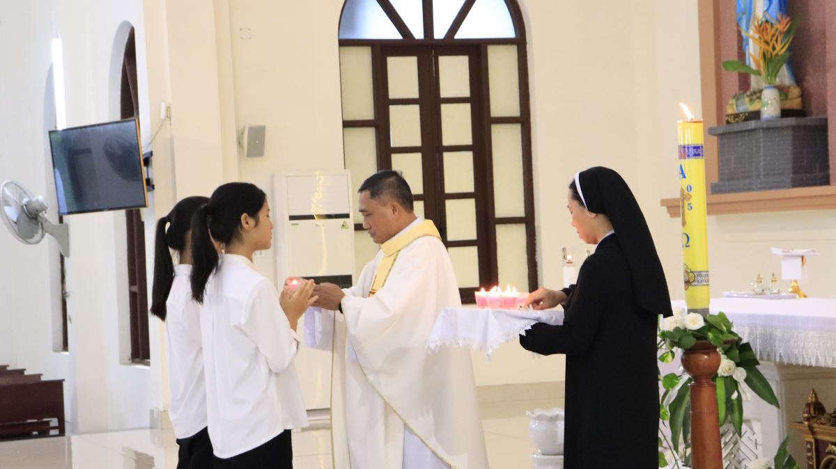 Các khóa sinh lãnh nhận nến sáng