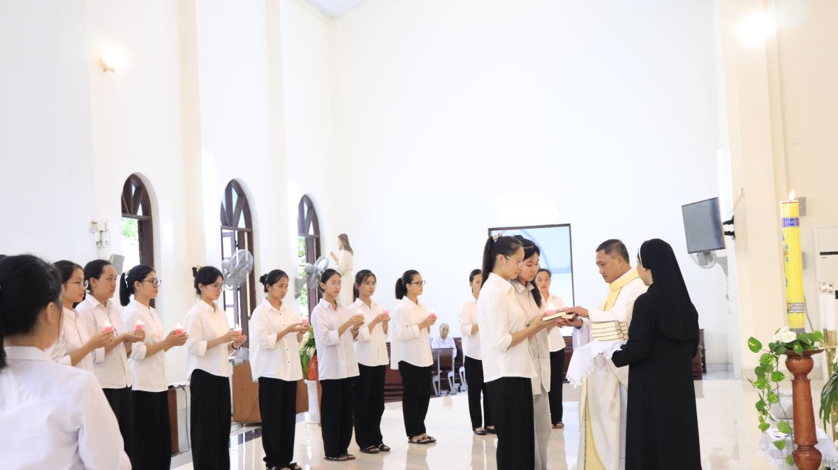 Các khóa sinh đón nhận Kinh Thánh