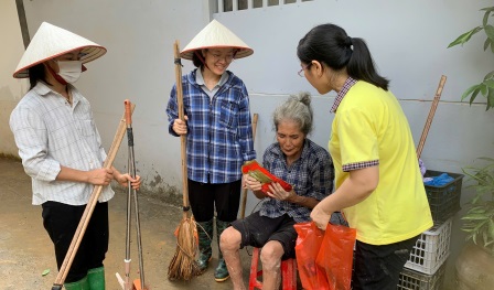 Cộng đoàn Mến Thánh Giá Yên Bái – Sưởi ấm tình người sau cơn bão Bualoi