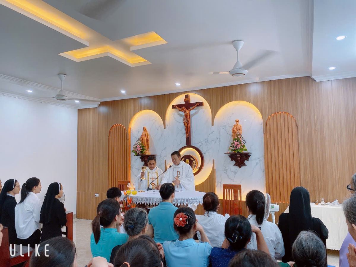 Cộng đoàn sốt sắng tham dự thánh lễ