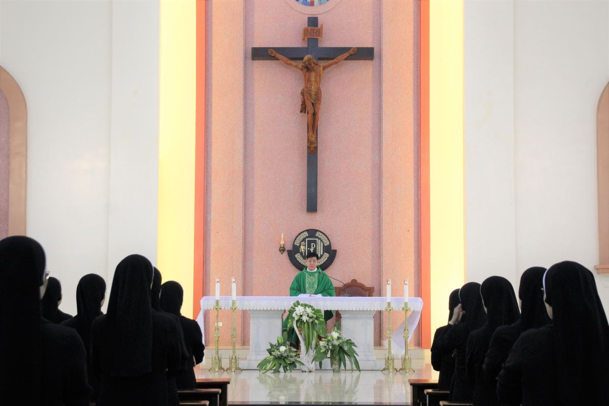 Các thao viên sốt sắng tham dự thánh lễ