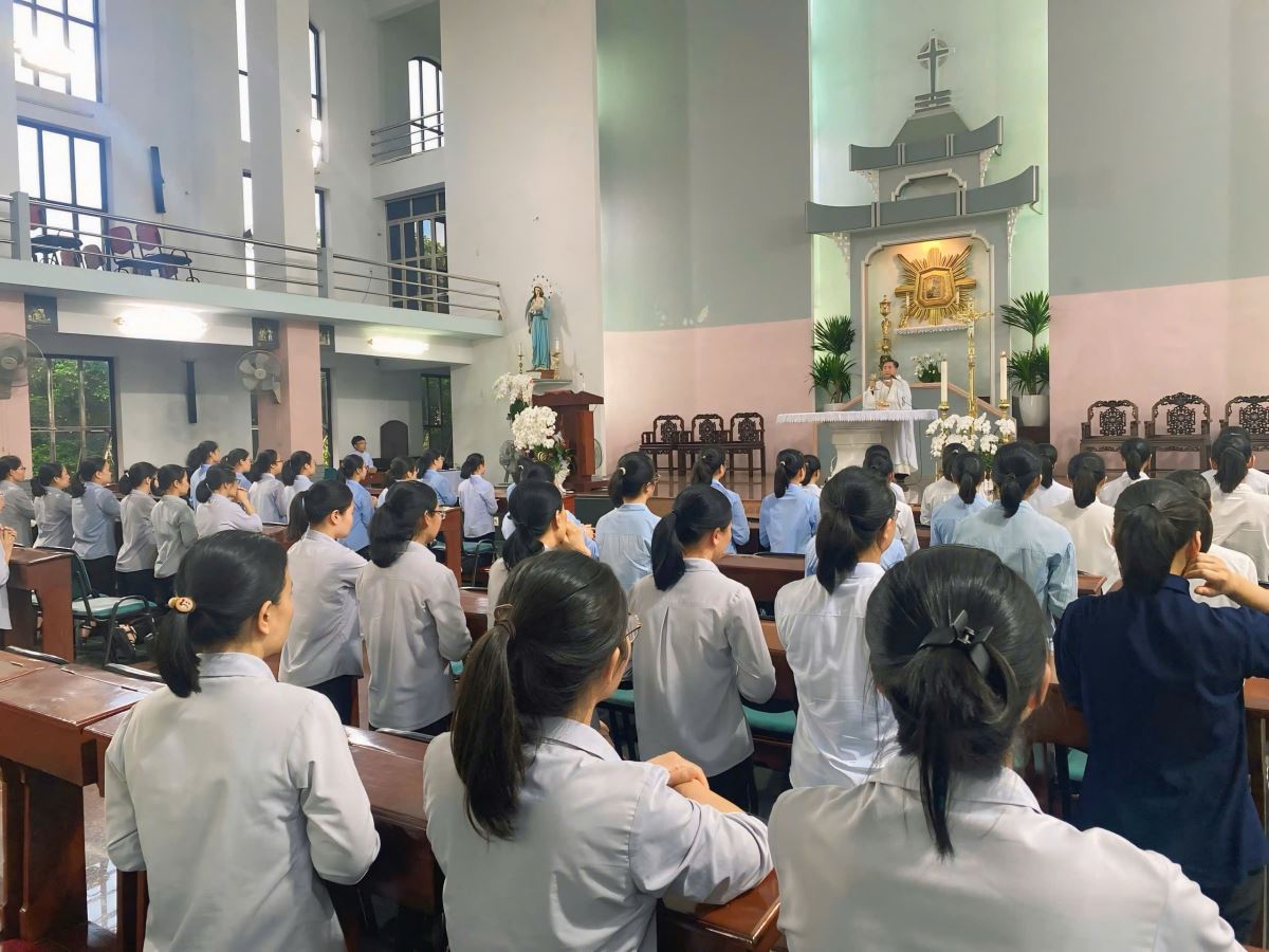 Chị em tham dự Thánh lễ 