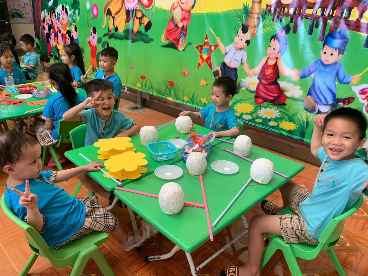 Các bé trải nghiệm chế tạo sản phẩm