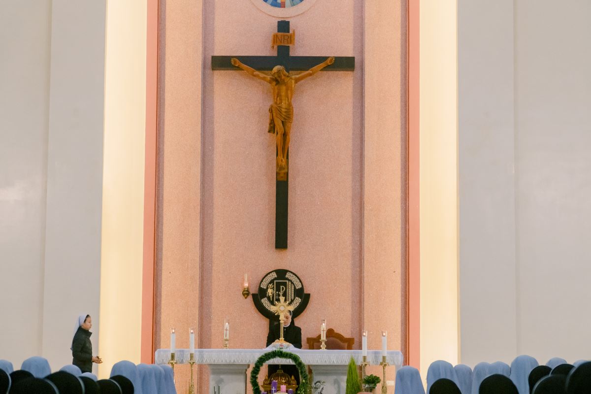 Dì Maria Chu Thị Huệ - Phó Tổng phụ trách, đặt Mình Thánh Chúa khai mạc ngày Chầu