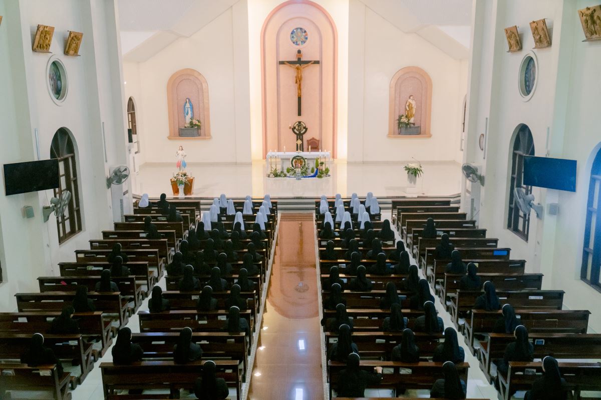 Các chị em hiệp thông sốt sắng trong giờ Chầu khai mạc